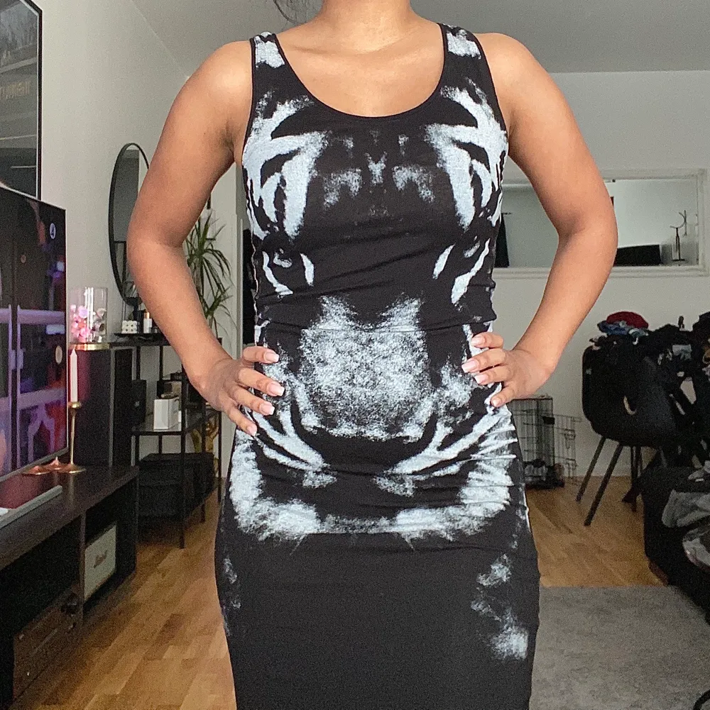 En långklänning med detalj tiger fram svart/vit väldigt skön material stretchig Strl XS/S. Klänningar.