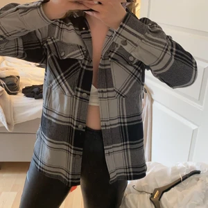 Kofta - Oanvänd med prislapp kvar, storlek XS från Gina!!! Slutsåld 