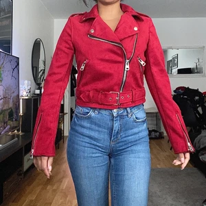 Väldig Fin rödvin jacka strl XS  - En fin mocka rödvin jacka med silver detaljer på köpte den i London 