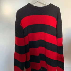 Randig oversized tröja  - Snygg randig oversized stickad tröja i storlek L, mycket omtyckt 💕💞. Köpt på carlings. Oversized på mig som är 167 och vanligtvis har small eller medium. Köparen står för frakten 💞.  