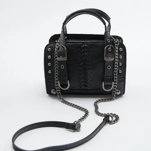 Zara väska  - Oanvänd då jag råka köpa två🤍 super snygg väska nu till sommaren🤍 passar till allt och till många olika tillfällen🤍 går att ha över axeln men också crossover🤍 