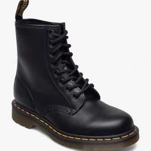 Dr. Martens - Säljer nu mina fina Dr. Martens, ändast tndast testade 1 gång. Köpta för lite över 2000kr i Usa men säljer ändast för 1200kr, vid snabb affär kan vi eventuellt komma fram till ett lägre pris❤️ Hör av dig helande frågor och intresse!
