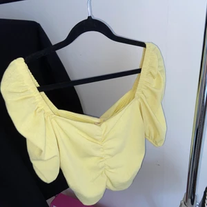 gul topp - superfin gul topp från hm, använd bara en gång!❤️‍🔥