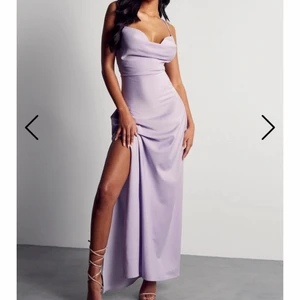 Maxiklänning med slits - Fin maxiklänning med slits i färgen lilac. Köpt i stl UK 10, passar som en stl 36-38. Snygg snörning i ryggen som kan regleras och är lagom lång för den som är ca 170 cm lång. Klänningen är smått genomskinlig, och stor vid bysten. Säljer den då den inte kommer komma i användning. 