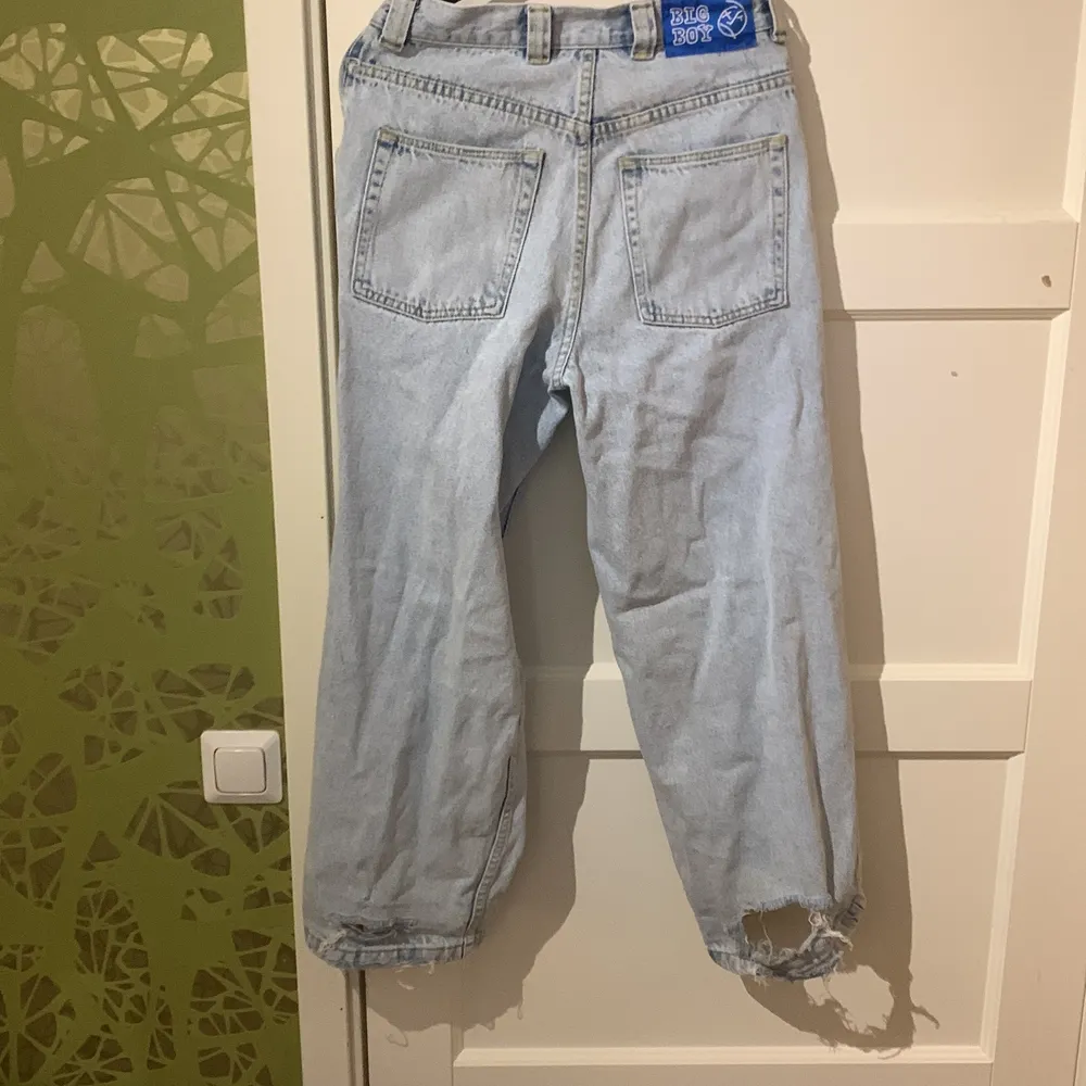 Slitna polar big boys jeans i storlek xs.                                     Cond: 2/10 stort hål vid låret som är kasst ihop sytt av mig sen är det även hål nere vid byxöppningen                            Pris: 175kr fri frakr. Jeans & Byxor.