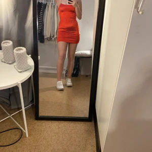 Klänning  - Silke klänning som är röd ser ljusare ut på bilderna än vad den är i verkligheten 