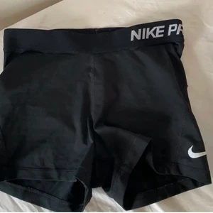 Nike PRO short S - Träningsshorts i väldigt bra skick. Storlek S. Möts upp i Malmö eller fraktar för 24kr vilket köparen isåfall står för. Tredje gången de ligger uppe för bud då folk ej svarat efteråt, så snälla lägg bara bud om ni tänker köpa💗