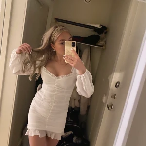 Vit klänning/ studentklänning  - Säljer en helt oanvänd klänning lappen sitter kvar. Säljer denna på grund av att jag köpt en annan. Klänningen är från nelly och nypris är 449kr säljer för 300kr storlek M men passar S