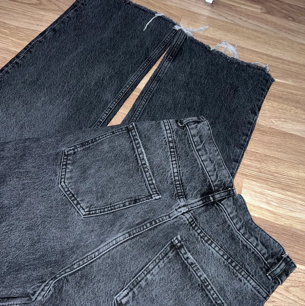 jättefina Zara jeans i storlek 34, använd ett par gånger och jag säljer dem för att de är små för mig nu! 🥰. Jeans & Byxor.