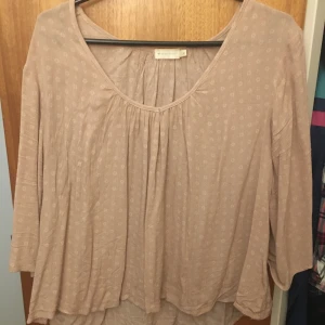 Blus M - Fick av vän men passar tyvärr inte mig. Enligt vännen är den knappt använd!🥰