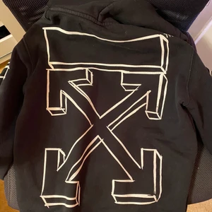 Off White Diagonal Arrows Hoodie Svart - Valt att sälja då storleken är alltför liten för mig. Storlek: XXS, sitter relativt tajt för mig. Använd under ett flertal tillfällen och skulle säga conden ligger på 7/10. Originalpriset:  ca 5000 kr samt kvitto finns.