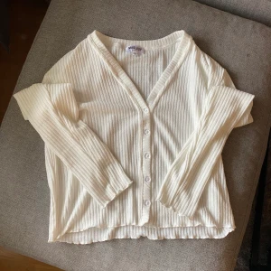 Oanvänd kofta/tröja  - Aldrig använd, passar en M om man vill ha den lite oversized 