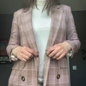 Rosa Kavaj från GinaTricot - Supersnygg kavaj från Gina som passar perfekt till både jobbet och en utekväll. 🤍