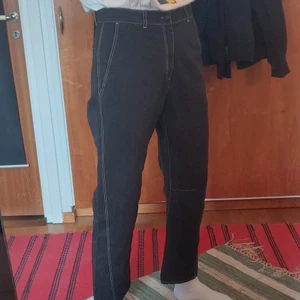 Byxor från Hope - Assnygga byxor från Hope med contrast stitching. Fler bilder finns. 