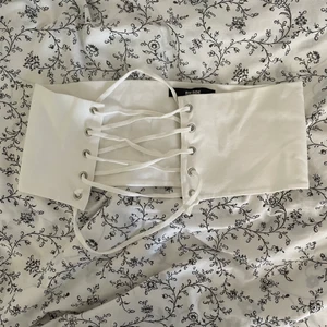 tyg korsett - Vit tyg ”korsett” i stl S från bikbok som är knytbar 💕