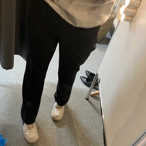 Svart lågmidjade kostymbyxor  - Jätte fina kostymbyxor som jag köpte förra veckan men som typ inte helt satt som jag önska och därför väljer jag att sälja vidare dem , skriv vid intresse eller frågor.