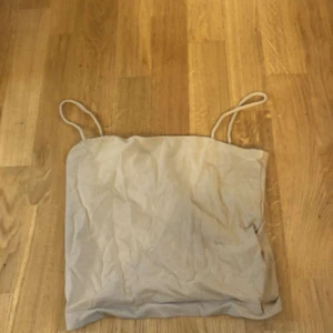 Beige linne  - Ett beige linne ifrån Gina tricot st s