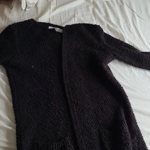 Storlek L - En jätte fin och mysig stickad långamad med fickor använd en till två gånger är i bra skick kan skicka fler bilder om de behövs. Köparen står för frakten 😊