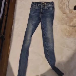 Levi's jeans stl 24 - Nya. Kom aldrig till användning. Lite defekt på balsidan bild 2. Köparen står för frakt.