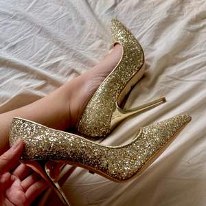 These heels are brighter than my future!😍 Strl 39, är i fin skick, skicka gärna dms för funderingar och fler bilder! ❤️      klackhöjd:13 cm