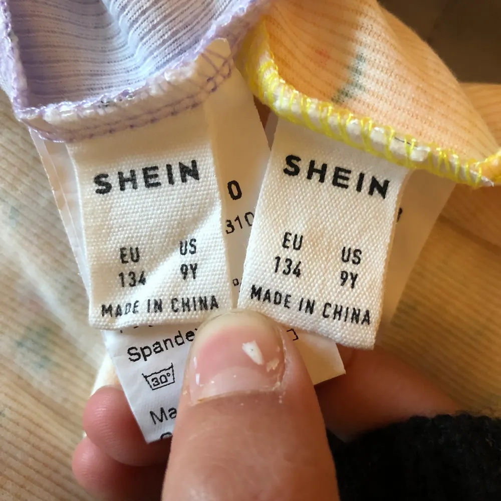 Säljer nu mina klänningar som kostade 70kr styck när jag köpte de på SHEIN. Men säljer 2 för 1 nu, så passa på. Har använts 3 gånger men har tvättas 2 gånger. De är jätte somriga o fina men passar inte på mig. Jag är 154!. Klänningar.