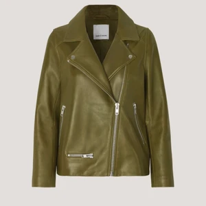 Samsoe Samsoe Skinnjacka Strl S - Skinnjacka i jättefin grön färg. Helt slutsåld, går ej att köpa längre. Använd fåtalet gånger, endast lite slitage på ärmen. Nypris: 4000kr. Storlek S (Med passar även XS)