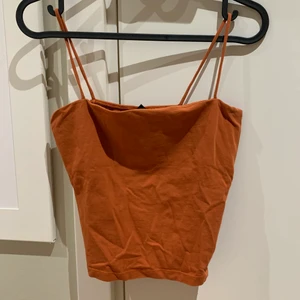 Topp strl M - Basic topp från Gina tricot i strl M, fint skick