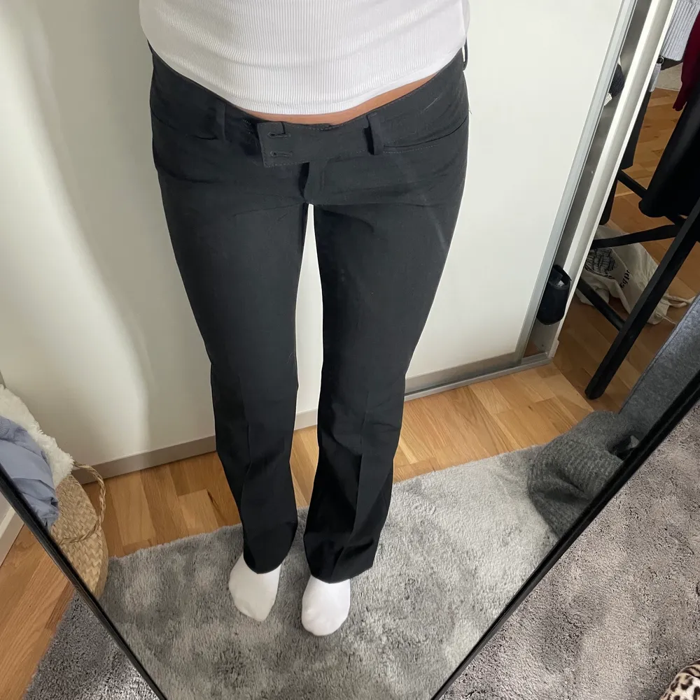 Så snygga low waist kostymbyxor, tyvärr är det lite för små för mig, de är i storlek 36 men passar bättre till någon som har storlek 34. Hör av dig om du är intresserad ❤️😊. Jeans & Byxor.