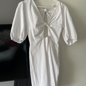 Linneklänning hm - Linneklännig från hms kollektion sommaren 2021. Slutar ovanför knäna. Perfekt till studenten eller avslutningen. 