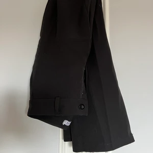 Kostymbyxor - Säljer dessa kostymbyxor ifrån Design by Si. Byxorna är Mid Rise och i storlek XS. Säljer då den tyvärr har blivit för små 