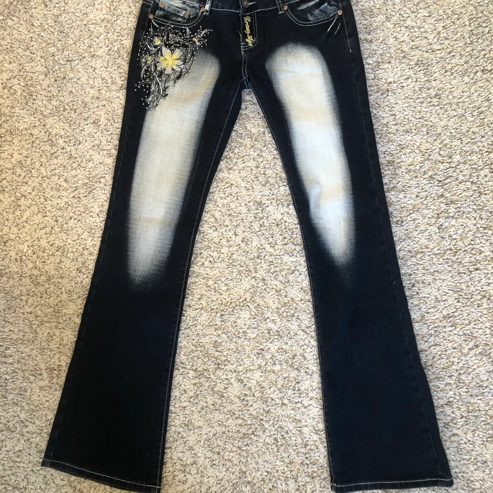 Jättefina bootcut jeans med mycket detaljer!    Midjemått: 42 cm rakt över innerbenslängd: 82 cm❣️❣️150kr+frakt. Jeans & Byxor.