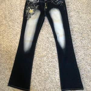 Jättefina bootcut jeans med mycket detaljer!    Midjemått: 42 cm rakt över innerbenslängd: 82 cm❣️❣️150kr+frakt