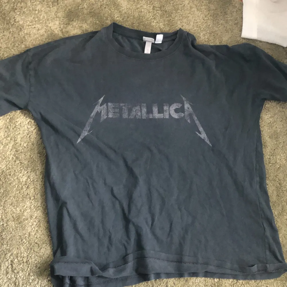 En cool metallica t-shirt som jag köpte för ett tag sedan. Den är i storlek M men skulle passa M-XL då den är oversized:) Frakten inkluderas i priset!. T-shirts.