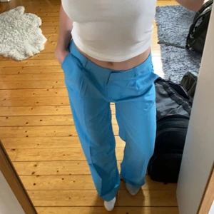 Blå kostymbyxor - Helt oanvända blå kostymbyxor! Säljer då de e lite stora på mig! Lågmidjade i storlek M men passar S också beroende på hur man vill att dom ska sitta💙