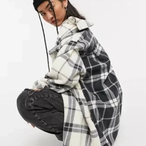 Weekday Jacka - Skjortjacka i fleece från Weekday. Knappt använd. Storlek small men oversized så passar alla mellan xs- L beroende på hur man vill ha passformen. Nypris 450 kr