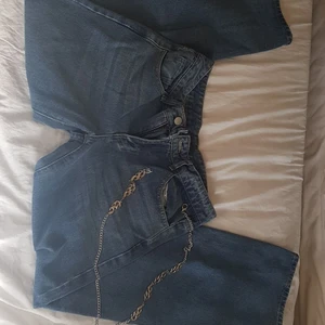 Lågmidjade jeans med kedja - Ett par lågmidjadejeans i storlek S💕 De är bekväma vid benen och sitter bra vid låren, dock så är den lite tajt vid midjan och höfterna. Köpte det för 200kr. Har aldrig använt bara provat!! OBS! Skriv om ni vill ha med kedjan eller ej. Tvättar plagget också men om ni ej vill det skriv. +FRAKT