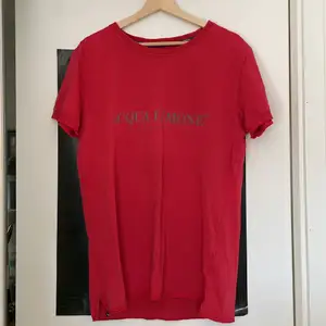 Röd Acqua Limone t-shirt i storlek L. Spår av användning på tryck samt ett litet hål nertill på framsidan, annars hel och fin!