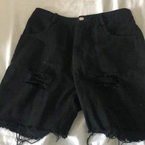 Shein - Ett par jeans shorts med hål i sidan (det ska vara så) inte jätte korta men inte långa heller! Storlek S/36! Använda kanske 3 gånger max 
