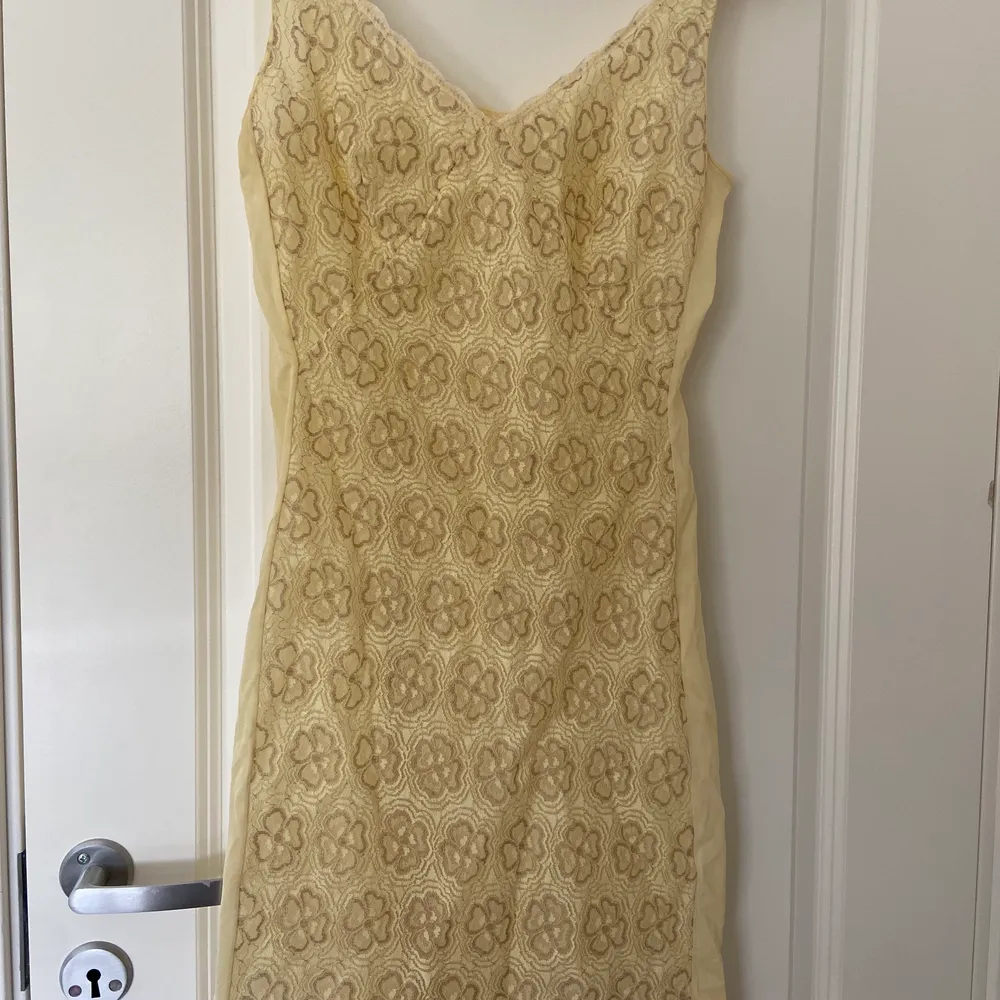 Superfin gul klänning! Köpt på beyond retro och säljs för att den har blivit för liten. Den är genomskinlig men om man har en underklänning så borde de funka! Hör av dig om du har några frågor eller liknande💕. Klänningar.