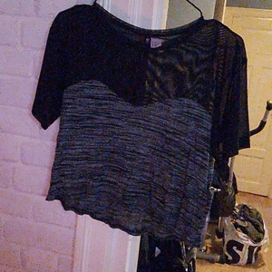Divided HM croptop  - Croptop från HM använd en gång 