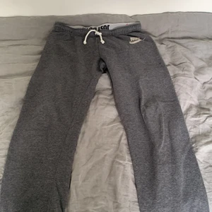 Nike mjukisbyxor - Coola mjukis byxor från Nike som är lågmidjade.köparen står för frakt