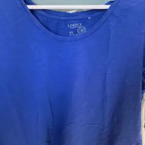 Mörkblå T-shirt i storlek XL. Organic cotton. 
