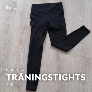 Träningstights  - Svarta träningstights från Fabletics med lårficka på båda låren i fint skick! 👖