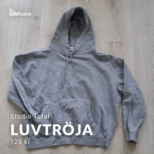 Luvtröja - Grå luvtröja från Studio Total i storlek S 👕 Sparsamt använd!