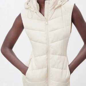 Väst från zara - Kort vit väst från zara som jag inte använder längre därav säljer helt fläckfri skriv för egna bilder om ni vill ha