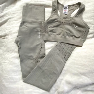 Gymshark energy seemless set  - Säljer denna super söt gymshark energy seemless sport bh och tränings byxor set i ljus grå. Använda den fler gånger, jättebra skick. Kan fråga om du vill ha mer bilder. Ny pris : 449 bh, 549 byxor. Kan också köpa separat 