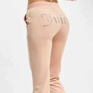 JUICY COUTURE  - Jätte fina juicy couture mjukis med ”juicy” text på baksidan i färgen Pink Pale. prislapp är kvar. Helt oanvända.  ordinarie pris 1000kr, säljer för 850kr🤍