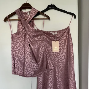 💖super snyggt sett💖 - Säljer detta super snygga sett, aldrig använt på grund av att jag har en ungefär lika dan (prislappen finns kvar). Passar perfekt nu till sommaren och avslutningar samt baler. Toppen och kjolen är i storlek 38🌸färgen ser lite mörk ut på bilen, den är ljusare!!