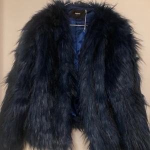  blå pälsjacka - Säljer denna blå pälsjacka, köpt på sellpy men helt oanvänd av mig. Silkestyg på insidan