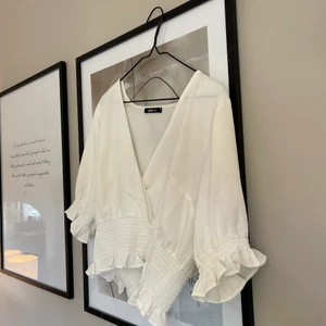 Vit top Gina Tricot  - Storlek 40, väldigt fin